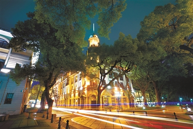 沙面島，匯豐銀行，在夜色中仿佛訴說著“一口通商”的歲月。