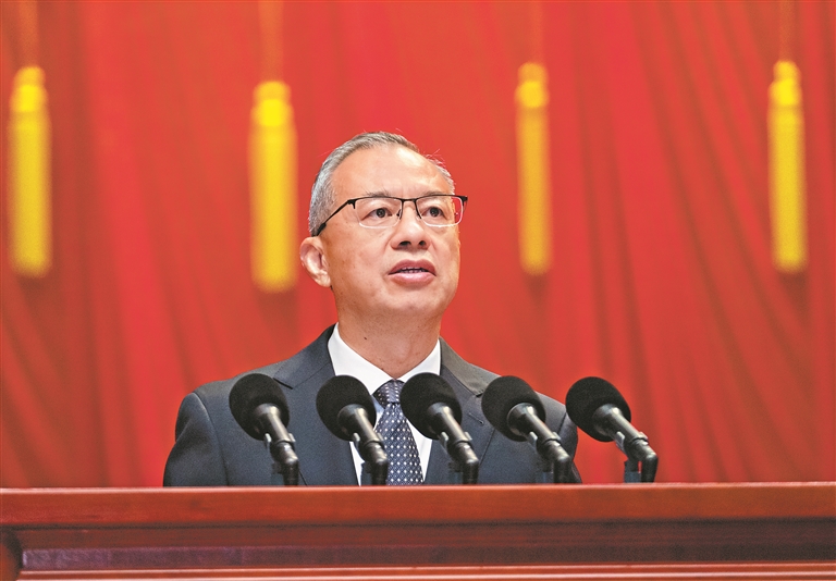李貽偉代表政協第十四屆廣州市委員會常務委員會，向大會報告工作