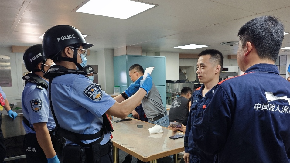 南沙邊檢助力深海科考 高效保障“探索一號”科考船返航